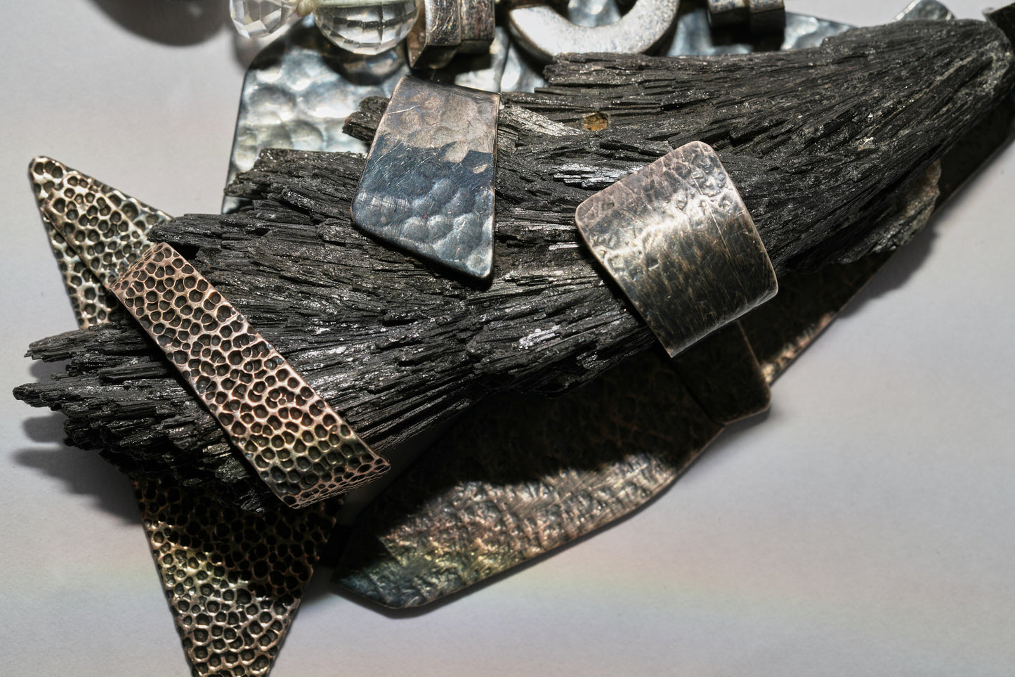 Important Black Kyanite pendant with quartz necklace